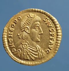 Solidus (dritto) di Teodosio I il Grande (379-395) drappeggiato, corazzato con diadema. Iscrizione: D N THEODOSIVS P F AVG